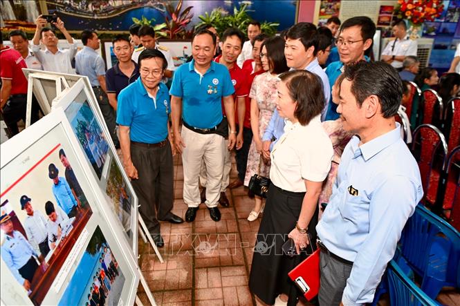 Các đại biểu tham quan tại khu trưng bày ảnh. Ảnh: Minh Huệ-TTXVN