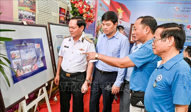 Các đại biểu tham quan tại khu trưng bày ảnh. Ảnh: Minh Huệ-TTXVN