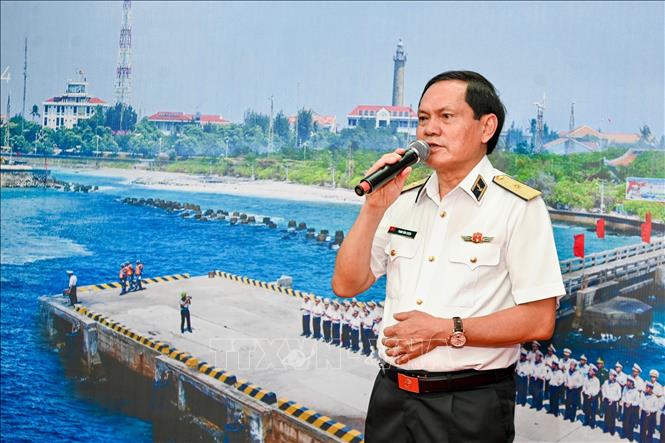Chuẩn đô đốc Phạm Văn Luyện, Phó Chủ nhiệm Chính trị Quân chủng Hải quân phát biểu tại cuộc trưng bày ảnh. Ảnh: Minh Huệ-TTXVN