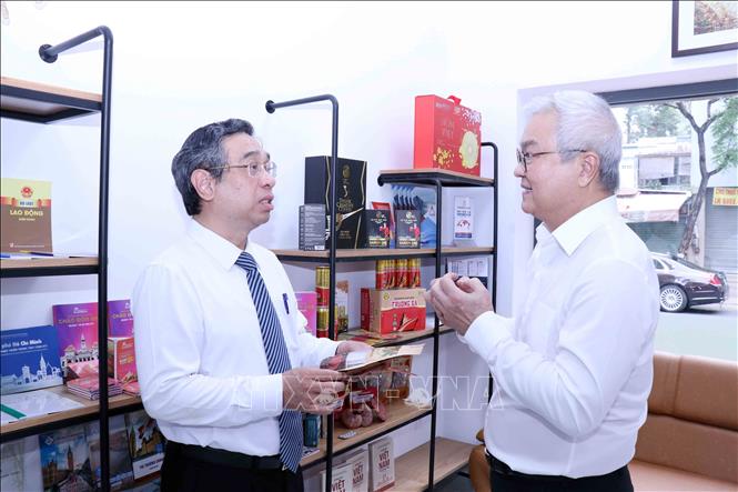 Ông Nguyễn Phước Lộc (trái), Phó Bí thư Thành ủy Thành phố Hồ Chí Minh nghe giới thiệu sản phẩm của kiều bào trưng bày tại 