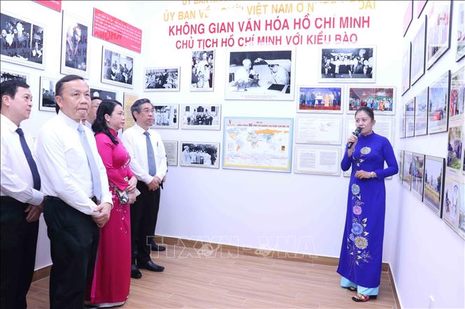 Lãnh đạo Thành phố Hồ Chí Minh cùng các đại biểu tham quan Triển lãm “Hành trình vươn tới những ước mơ-55 thực hiện Di chúc của Chủ tịch Hồ Chí Minh” trong khuôn khổ 