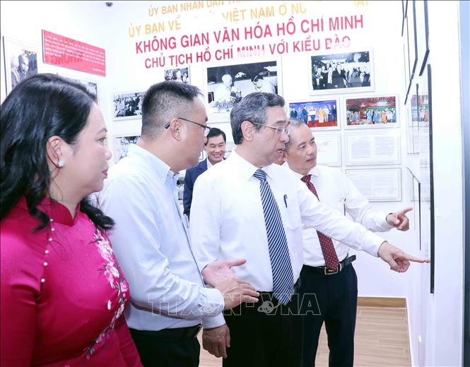 Lãnh đạo Thành phố Hồ Chí Minh cùng các đại biểu tham quan Triển lãm “Hành trình vươn tới những ước mơ-55 thực hiện Di chúc của Chủ tịch Hồ Chí Minh” trong khuôn khổ 
