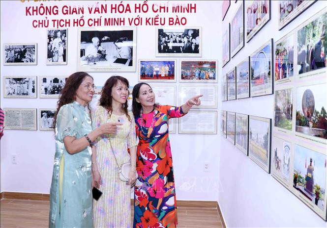 Các đại biểu tham quan Triển lãm “Hành trình vươn tới những ước mơ-55 thực hiện Di chúc của Chủ tịch Hồ Chí Minh” trong khuôn khổ 