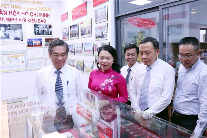 Lãnh đạo Thành phố Hồ Chí Minh cùng các đại biểu tham quan Triển lãm “Hành trình vươn tới những ước mơ-55 thực hiện Di chúc của Chủ tịch Hồ Chí Minh” trong khuôn khổ 