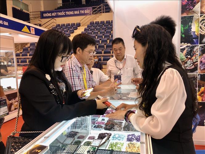 Businesses make contacts at the exhibition. VNA Photo: Mỹ Phương