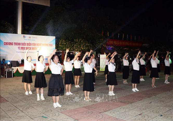 Tiết mục múa dân vũ biểu diễn tại chương trình. Ảnh: Phạm Minh Tuấn-TTXVN
