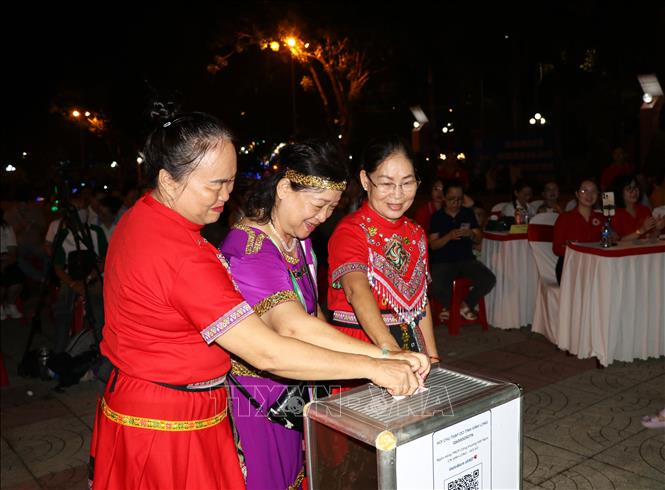 Đại biểu đóng góp giúp đỡ các hoàn cảnh khó khăn, các địa chỉ nhân đạo do Hội Chữ thập đỏ tỉnh kết nối và hỗ trợ. Ảnh: Phạm Minh Tuấn-TTXVN
