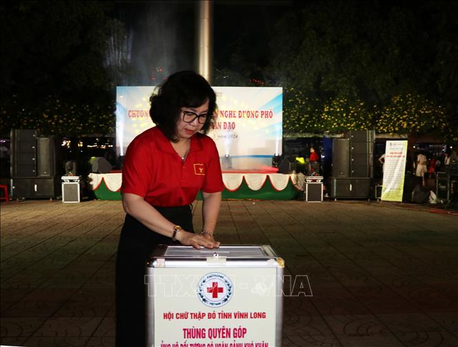 Đại biểu đóng góp giúp đỡ các hoàn cảnh khó khăn, các địa chỉ nhân đạo do Hội Chữ thập đỏ tỉnh kết nối và hỗ trợ. Ảnh: Phạm Minh Tuấn-TTXVN