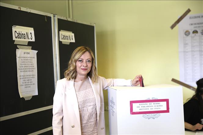 Thủ tướng Italy Giorgia Meloni bỏ phiếu bầu Nghị viện châu Âu tại điểm bầu cử ở Rome ngày 8/6/2024. Ảnh: THX/TTXVN