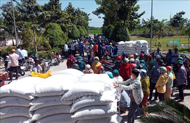 Poor people in the southern province of Soc Trang receive rice from the national reserve in January, 2024 ahead of the Lunar New Year Festival. VNA Photo: Trung Hiếu