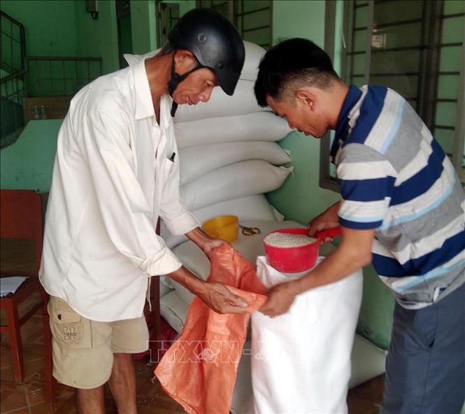 Poor people in the southern province of Soc Trang receive rice from the national reserve in January, 2024 ahead of the Lunar New Year Festival. VNA Photo: Trung Hiếu