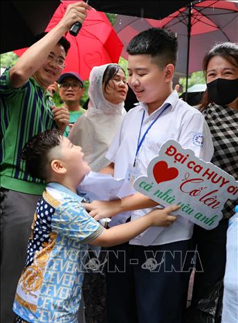 Em trai vui mừng đón anh bên ngoài điểm thi Trường THPT Trần Phú, quận Hoàn Kiếm. Ảnh: Thanh Tùng - TTXVN 