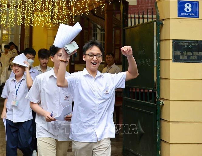 Thí sinh phấn khởi hoàn thành Kỳ thi tuyển sinh vào lớp 10 công lập không chuyên. Ảnh: Thanh Tùng - TTXVN 