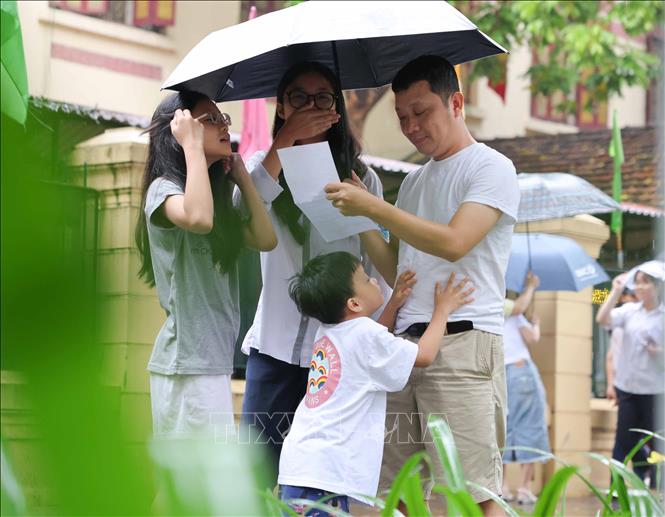 Phụ huynh đón thí sinh tại điểm thi Trường THPT Trần Phú, quận Hoàn Kiếm. Ảnh: Thanh Tùng - TTXVN