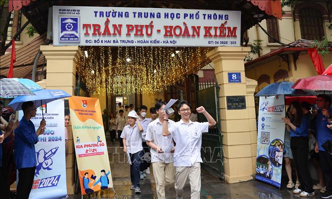 Niềm vui của thí sinh sau khi hoàn thành môn thi cuối tại điểm thi Trường THPT Trần Phú, quận Hoàn Kiếm. Ảnh: Thanh Tùng - TTXVN 