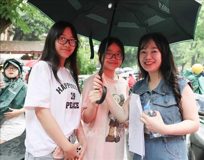 Niềm vui của một phụ huynh sau khi thí sinh hoàn thành môn thi cuối tại điểm thi Trường THPT Trần Phú, quận Hoàn Kiếm. Ảnh: Thanh Tùng - TTXVN