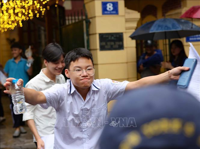 Niềm vui của thí sinh sau khi hoàn thành môn thi cuối. Ảnh: Thanh Tùng - TTXVN
