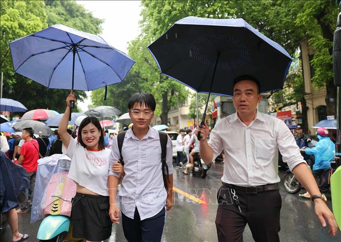 Phụ huynh đón thí sinh tại điểm thi Trường THPT Trần Phú, quận Hoàn Kiếm. Ảnh: Thanh Tùng - TTXVN