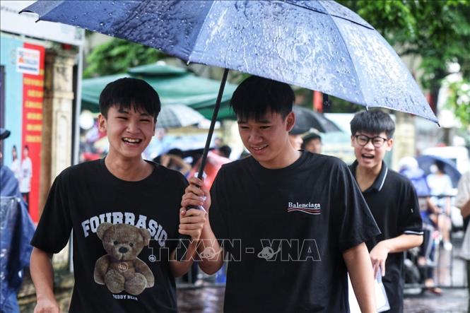 Các thí sinh vui vẻ sau khi hoàn thành bài thi. Ảnh: Tuấn Anh - TTXVN