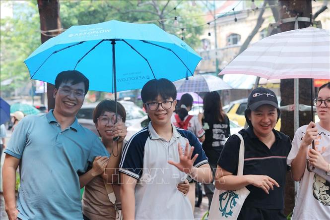 Bố, mẹ chia vui cùng con sau khi hoàn thành tốt đẹp Kỳ thi. Ảnh: Hoàng Hiếu - TTXVN