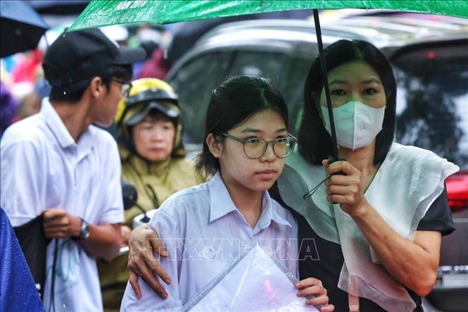 Người thân động viên các thí sinh sau khi hoàn thành bài thi cuối cùng. Ảnh: Tuấn Anh - TTXVN