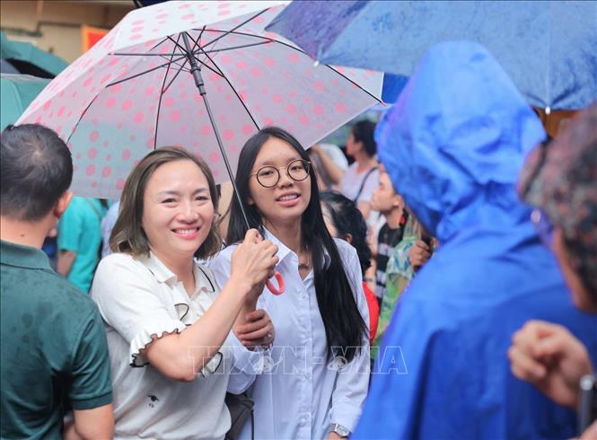 Phụ huynh vui mừng khi thí sinh hoàn thành tốt bài thi môn Toán. Ảnh: Hoàng Hiếu - TTXVN