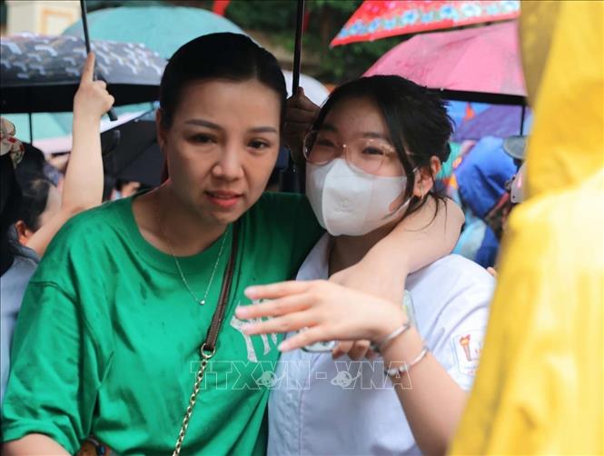 Thí sinh vui mừng trong vòng tay mẹ sau khi kết thúc kỳ thi. Ảnh: Hoàng Hiếu - TTXVN