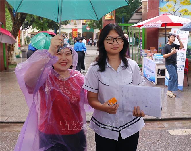 Niềm vui của phụ huynh và thí sinh sau khi kết thúc môn thi cuối cùng tại điểm thi TrườngTHCS Thăng Long, quận Ba Đình. Ảnh: Văn Điệp – TTXVN