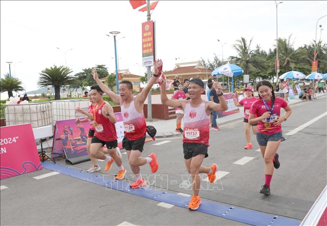 Niềm vui của các vận động viên tham gia giải chạy khi về đích. Ảnh: Xuân Tiến - TTXVN 