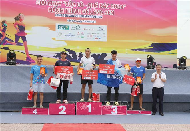 Trao giải cho 5 vận động viên xuất sắc hệ phong trào cự ly 42km của giải. Ảnh: Xuân Tiến - TTXVN 
