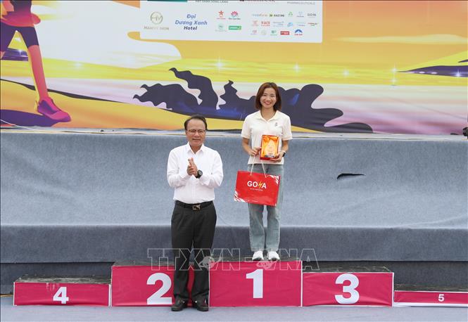 “Cô gái vàng” của điền kinh Việt Nam Nguyễn Thị Oanh, nữ vận động viên đạt giải Nhất hệ chuyên nghiệp nữ cự ly 21km với thành tích xuất sắc, ấn tượng. Ảnh: Xuân Tiến - TTXVN 