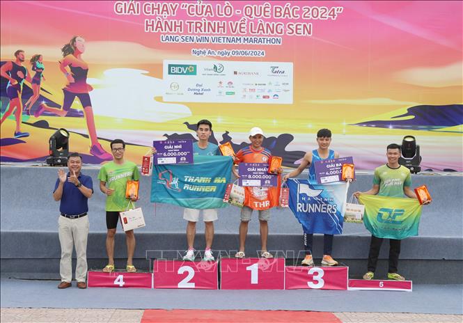 Lãnh đạo Báo Vietnamnet trao giải cho 5 vận động viên xuất sắc cự ly 10km của giải. Ảnh: Xuân Tiến - TTXVN 