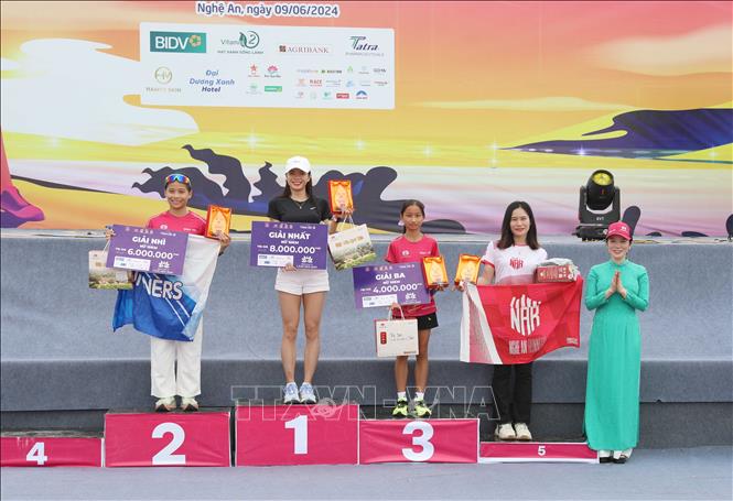 Giám đốc Sở VH-TT Nghệ An Trần Thị Mỹ Hạnh trao giải cho các vận động viên nữ xuất sắc cự ly 5km của giải. Ảnh: Xuân Tiến - TTXVN 