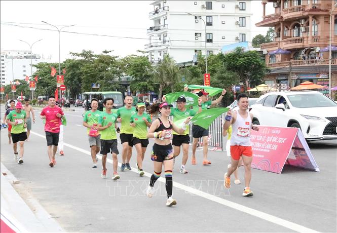 Niềm vui của các vận động viên tham gia giải chạy khi về đích. Ảnh: Xuân Tiến - TTXVN 