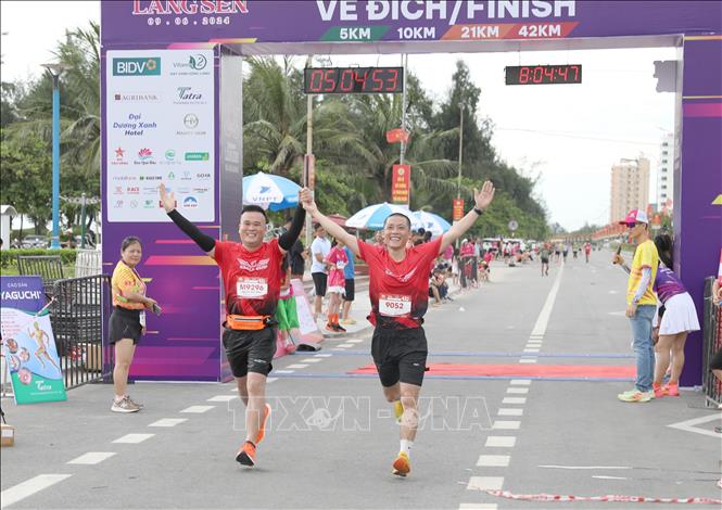 Niềm vui của các vận động viên tham gia giải chạy khi về đích. Ảnh: Xuân Tiến - TTXVN 
