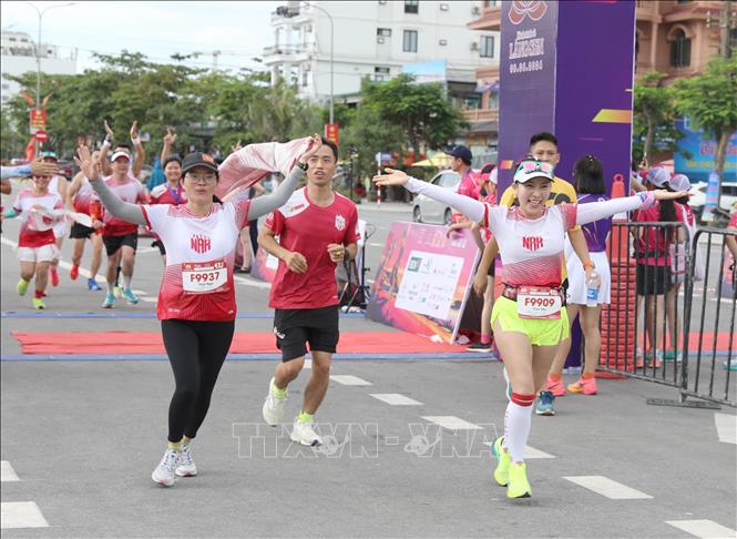 Niềm vui của các vận động viên tham gia giải chạy khi về đích. Ảnh: Xuân Tiến - TTXVN 