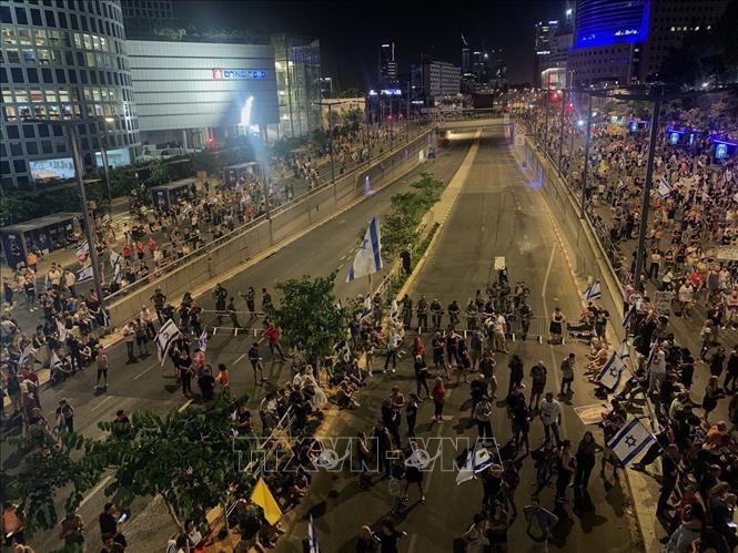 Cảnh sát chặn đường 20 tại thành phố Tel Aviv vì người biểu tình tràn xuống lòng đường. Ảnh: Vũ Hội - Pv TTXVN tại Israel 