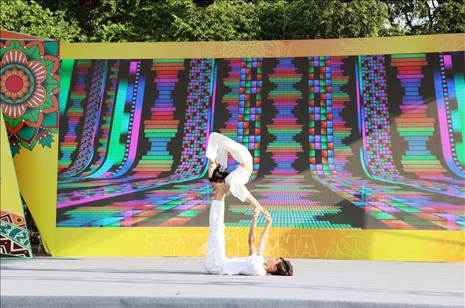 A yoga performance at the event. VNA Photo: Hoài Thu