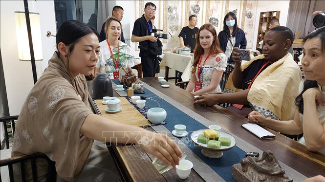 Nghi thức trà đạo truyền thống nhằm tỏ lòng biết ơn đối với thiên nhiên, thể hiện sự tôn trọng trời đất và chào đón những vị khách quý. Ảnh: Công Tuyên – Pv TTXVN tại Trung Quốc 