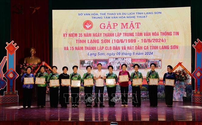 48 cá nhân nhận Giấy khen của Giám đốc Sở Văn hoá - Thể thao và Du lịch tỉnh Lạng Sơn vì đã có thành tích đóng góp cho sự trưởng thành và phát triển của Trung tâm Văn hóa - Thông tin tỉnh. Ảnh: Anh Tuấn – TTXVN