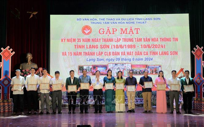 48 cá nhân nhận Giấy khen của Giám đốc Sở Văn hoá - Thể thao và Du lịch tỉnh Lạng Sơn vì đã có thành tích đóng góp cho sự trưởng thành và phát triển của Trung tâm Văn hóa - Thông tin tỉnh. Ảnh: Anh Tuấn – TTXVN