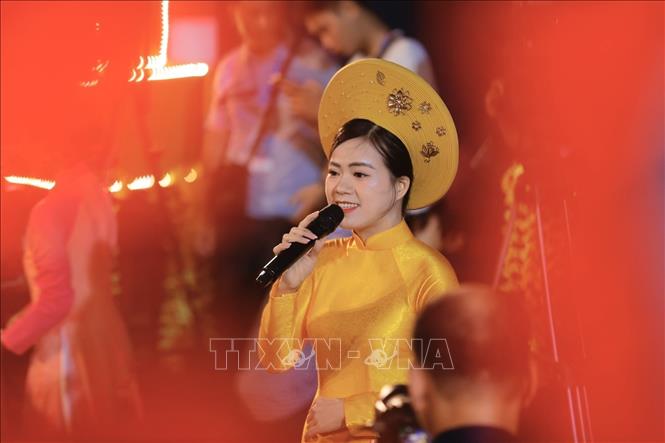 Các tiết mục tham gia phần hội trong lễ hội hoa đăng. Ảnh: Minh Quyết - TTXVN