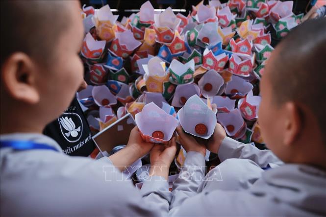 Chuẩn bị hoa đăng cho Lễ hội. Ảnh: Minh Quyết - TTXVN