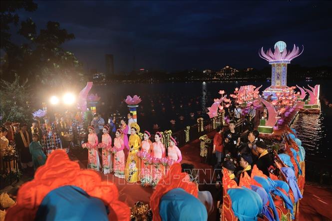 Các tiết mục tham gia phần hội trong lễ hội hoa đăng. Ảnh: Minh Quyết - TTXVN