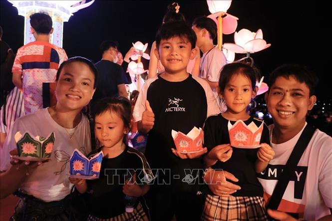 Người dân và du khách tham gia thả hoa đăng tại Lễ hội. Ảnh: Minh Quyết - TTXVN