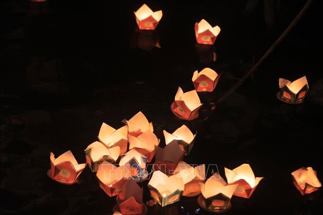 Hoa đăng được thả trên dòng sông Hương tại Lễ hội. Ảnh: Minh Quyết - TTXVN