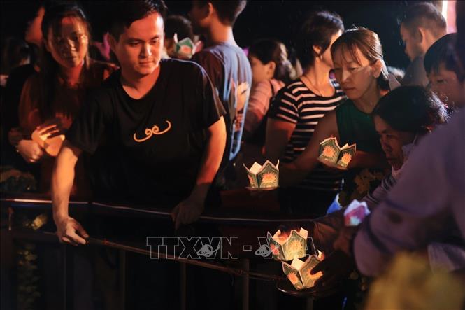 Người dân và du khách tham gia thả hoa đăng tại Lễ hội. Ảnh: Minh Quyết - TTXVN