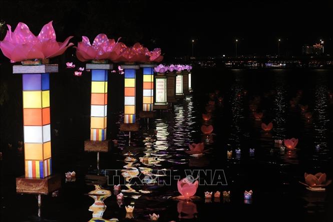 A Lantern Festival is held at Nghinh Luong Dinh (Luong Dinh Welcome Pavilion) in the central province of Thua Thien-Hue on June 9. VNA Photo: Minh Quyết