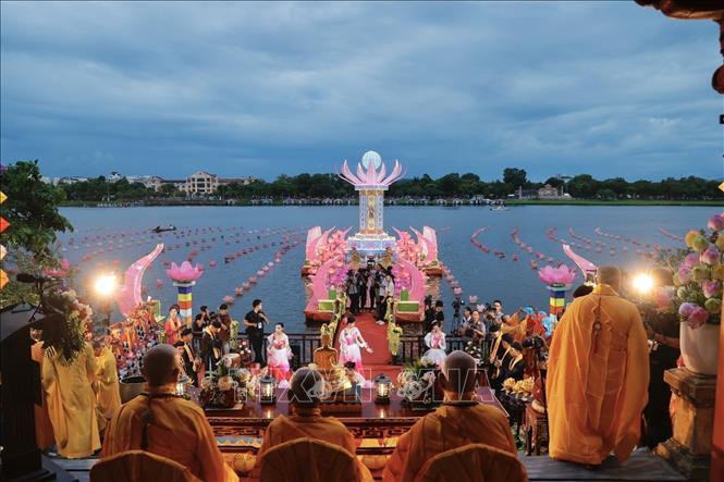 A Lantern Festival is held at Nghinh Luong Dinh (Luong Dinh Welcome Pavilion) in the central province of Thua Thien-Hue on June 9. VNA Photo: Minh Quyết