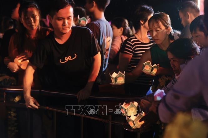 A Lantern Festival is held at Nghinh Luong Dinh (Luong Dinh Welcome Pavilion) in the central province of Thua Thien-Hue on June 9. VNA Photo: Minh Quyết